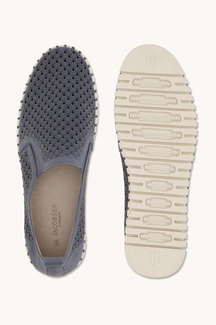 Vue latérale sneaker perforée Ilse Jacobsen pour homme beige avec détails ajourés - Valérie Simon