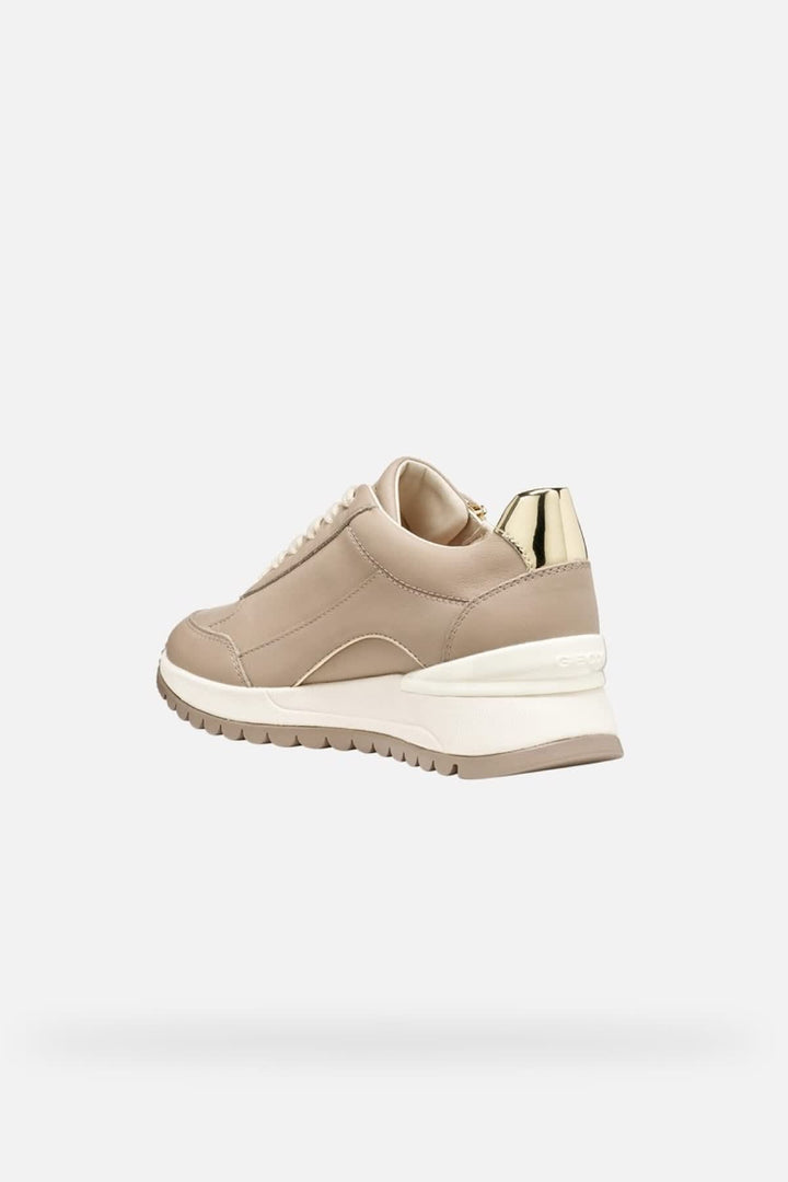 Chaussures de ville Desya à semelle plateforme vue de côté pour femme Geox