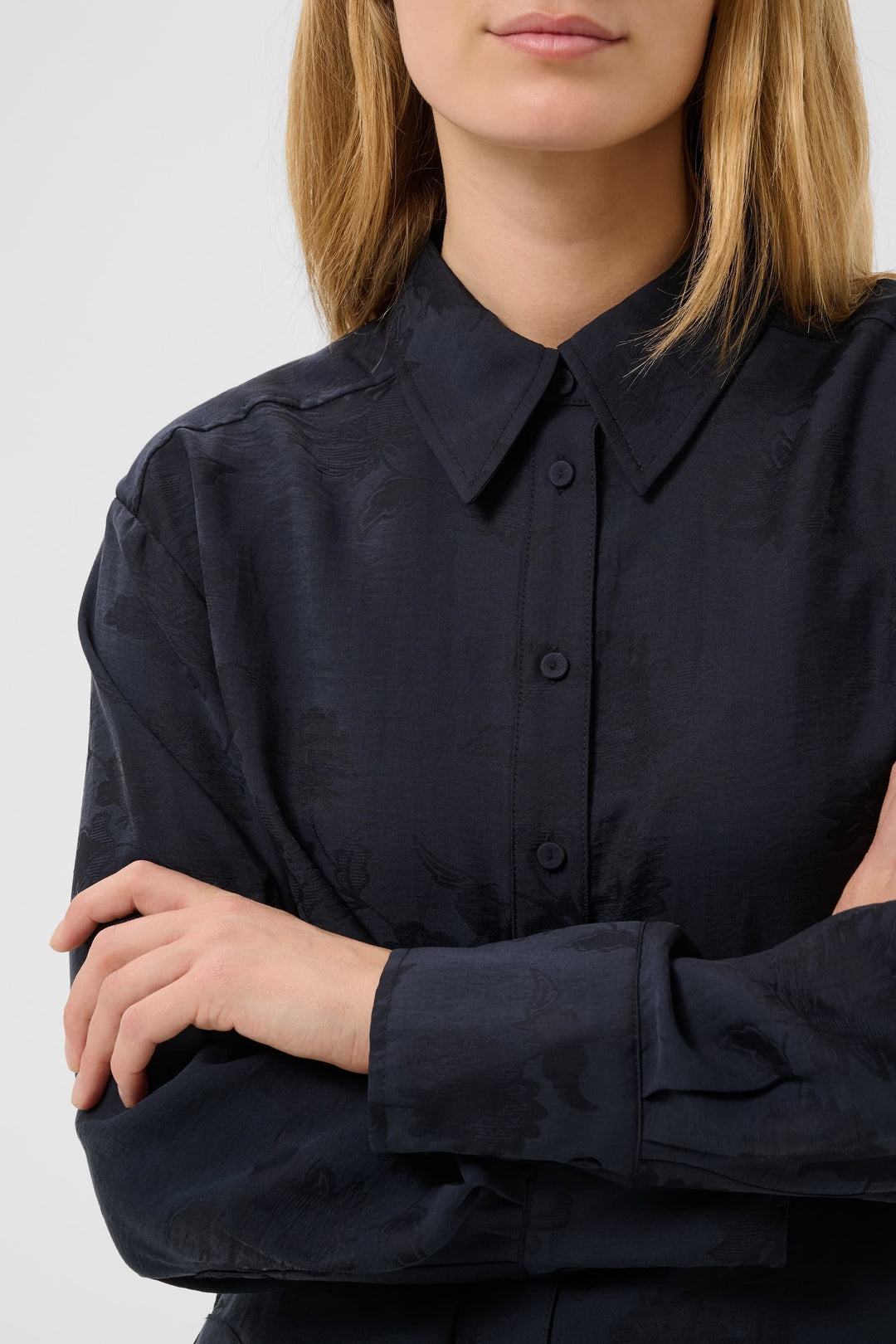 Chemise Carolla à motif floral ton sur ton à col vue de face pour femme Part Two