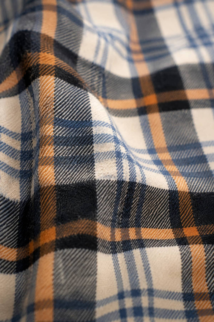 Vue frontale chemise flanelle à carreaux Eton homme, bleu et vert, détails boutons - Valérie Simon