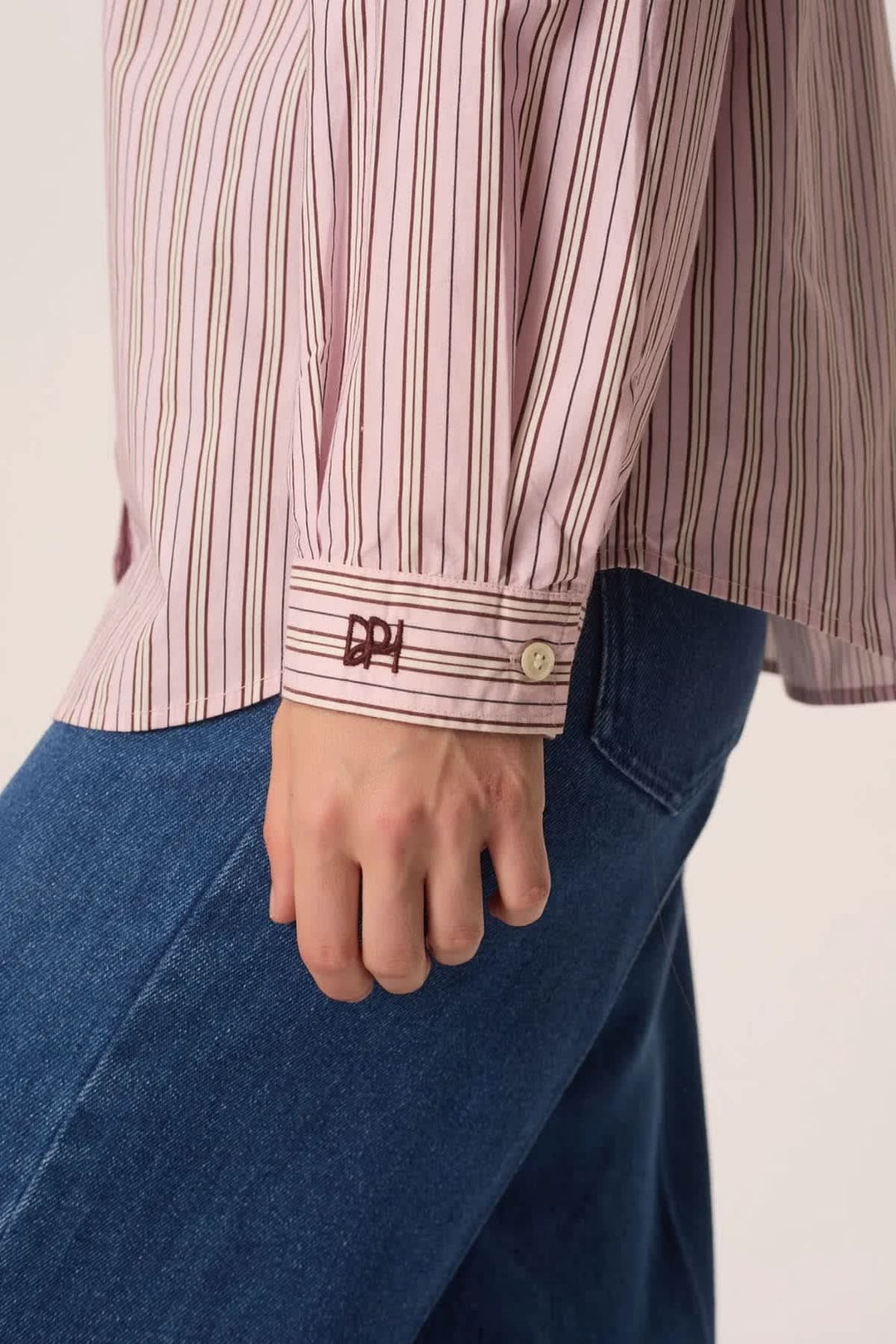 Chemise Eva en popeline à fines rayures vue de face pour femme Des Petits Hauts