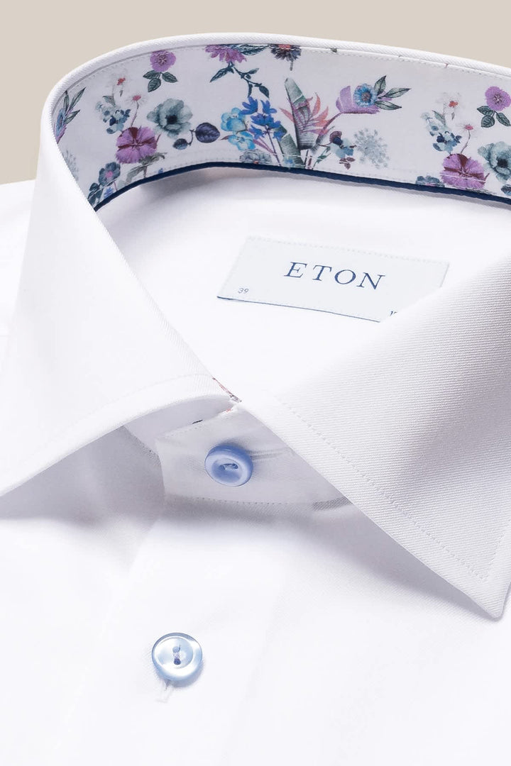Vue de face chemise Eton détails floraux contrastants homme blanc - Valérie Simon