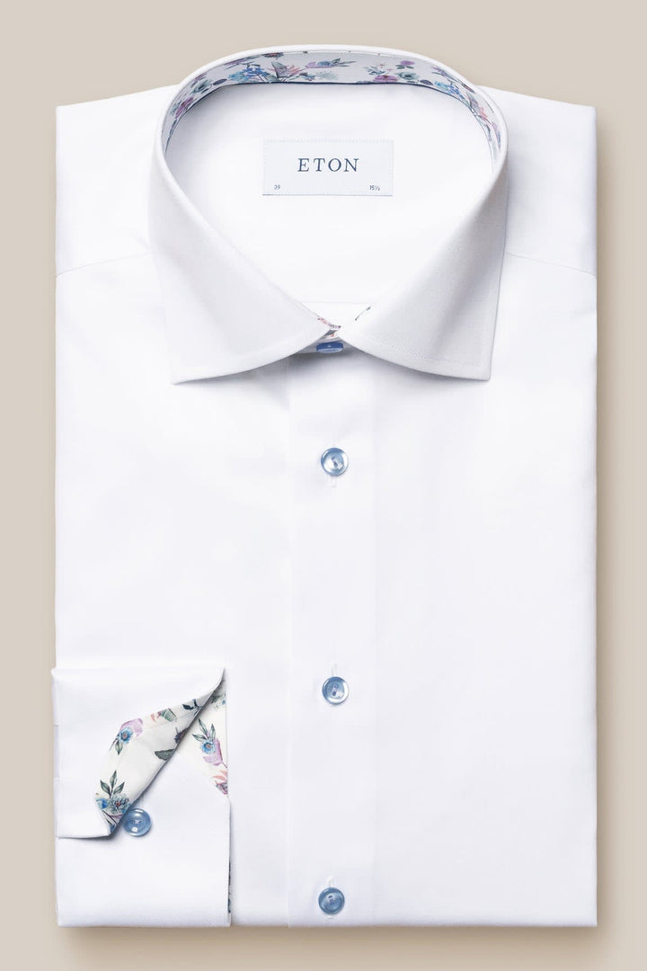 Vue frontale chemise habillée homme Eton blanc détails floraux contrastants - Valérie Simon