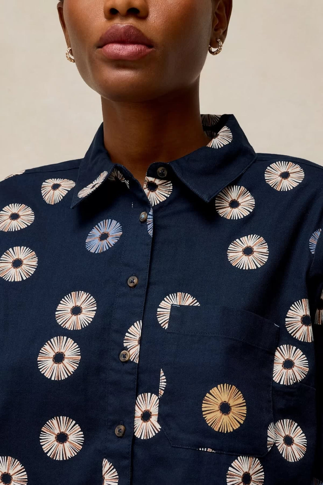 Chemise Libby à imprimé floral graphique vue de face pour femme White Stuff