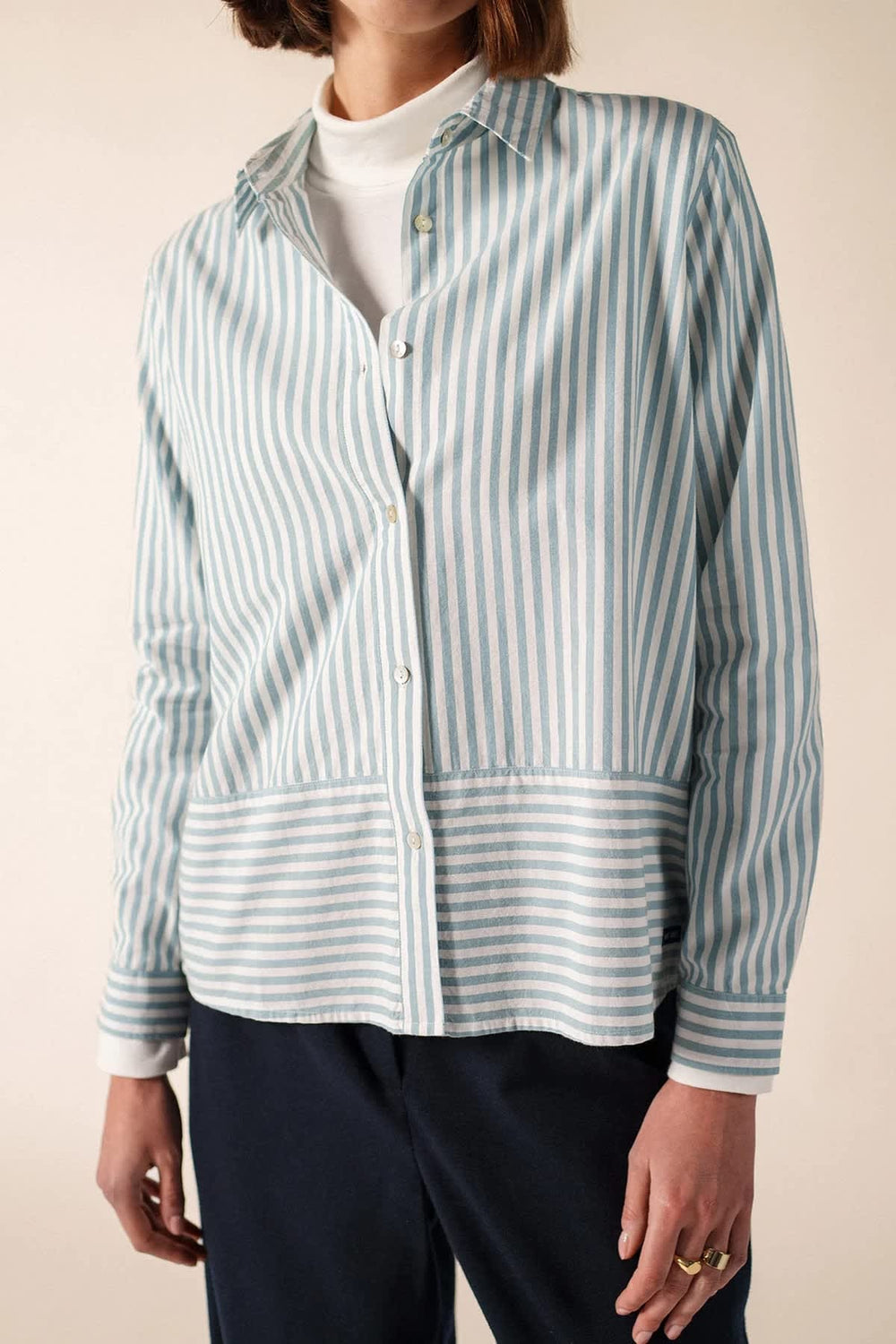Chemise rayée bleu et blanc à col classique vue de face pour femme Saint James