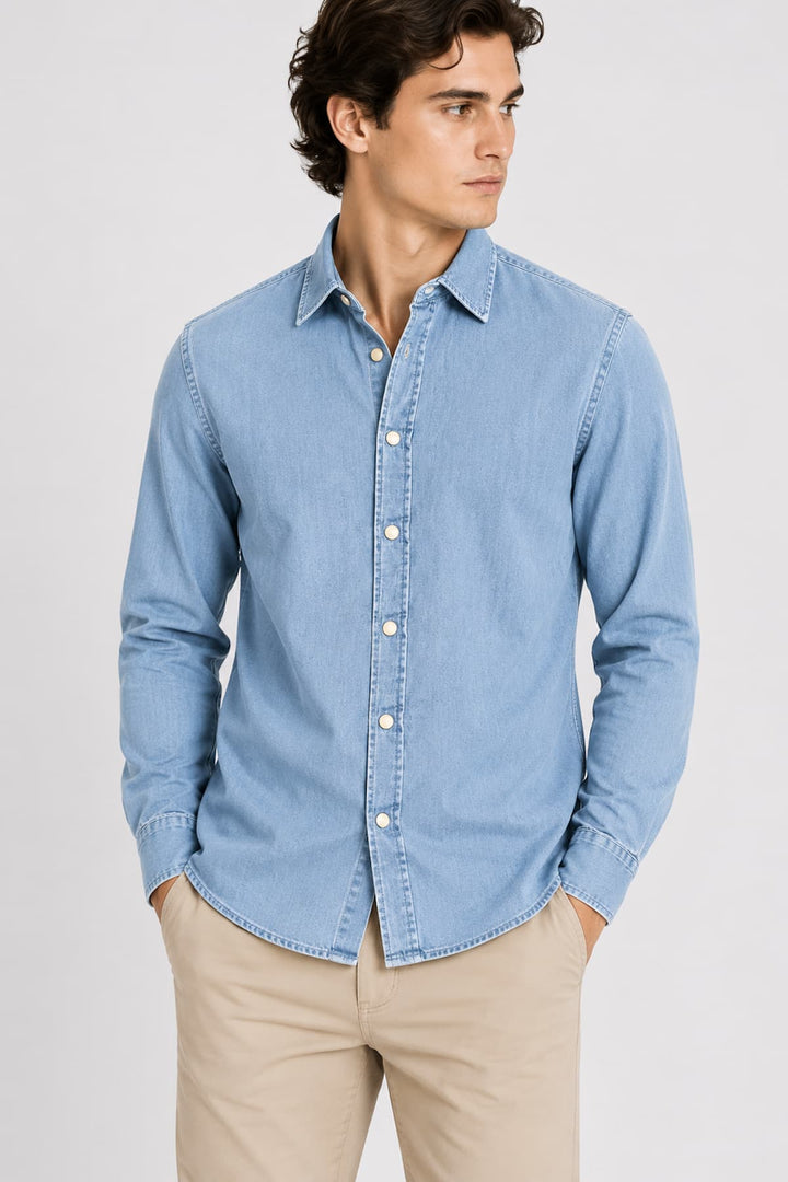 Vue de face chemise sport Fradi pour homme en denim léger bleu avec col boutonné - Valérie Simon