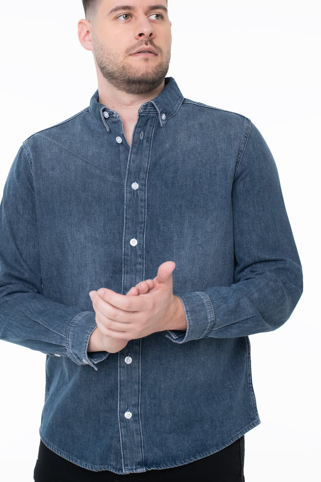 Vue de côté chemise sport en denim léger Tom Tailor pour homme en bleu clair - Valérie Simon