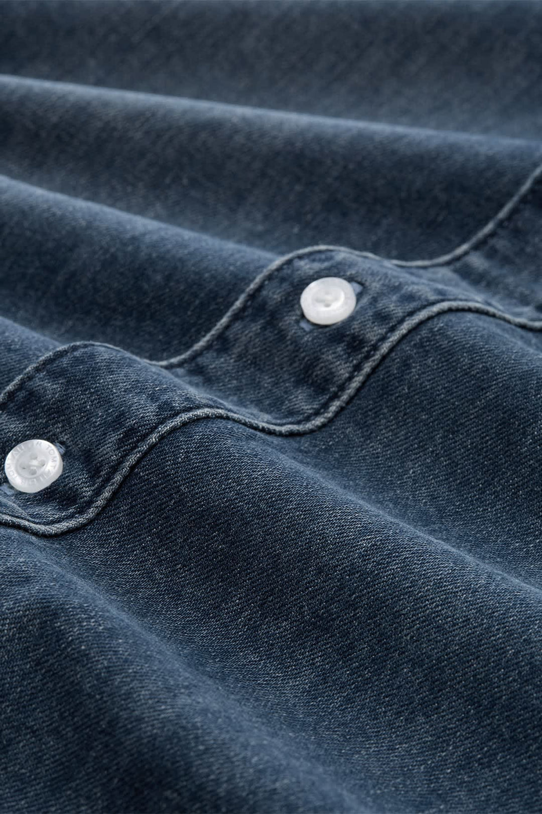 Vue de face chemise sport denim léger Tom Tailor homme avec boutons nacrés - Valérie Simon