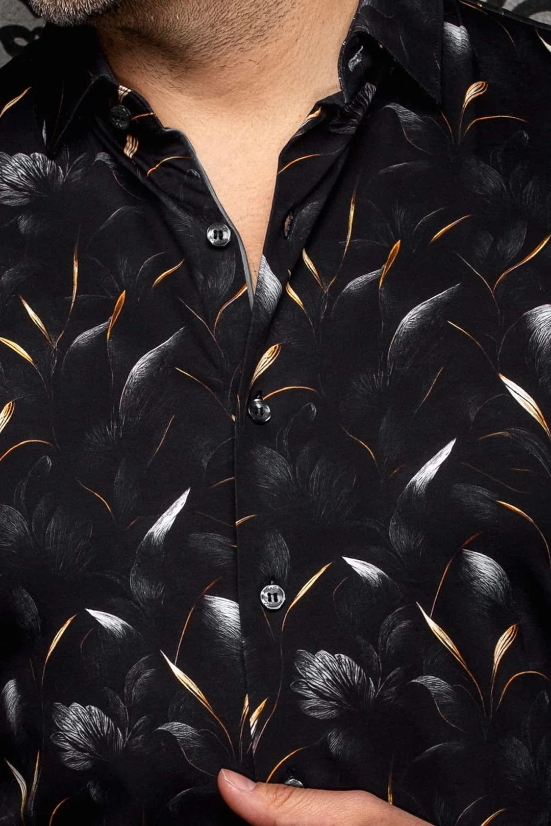 Chemise sport à motif floral vue de face pour homme Au noir
