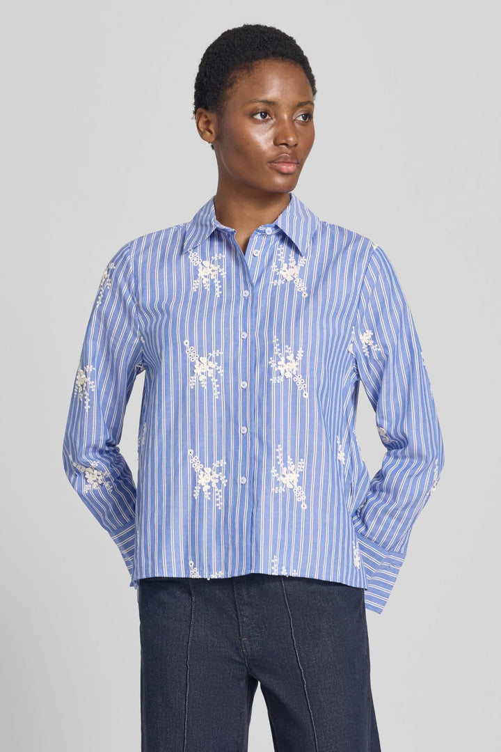 Chemise Vica rayée à broderies florales vue de face pour femme Brax