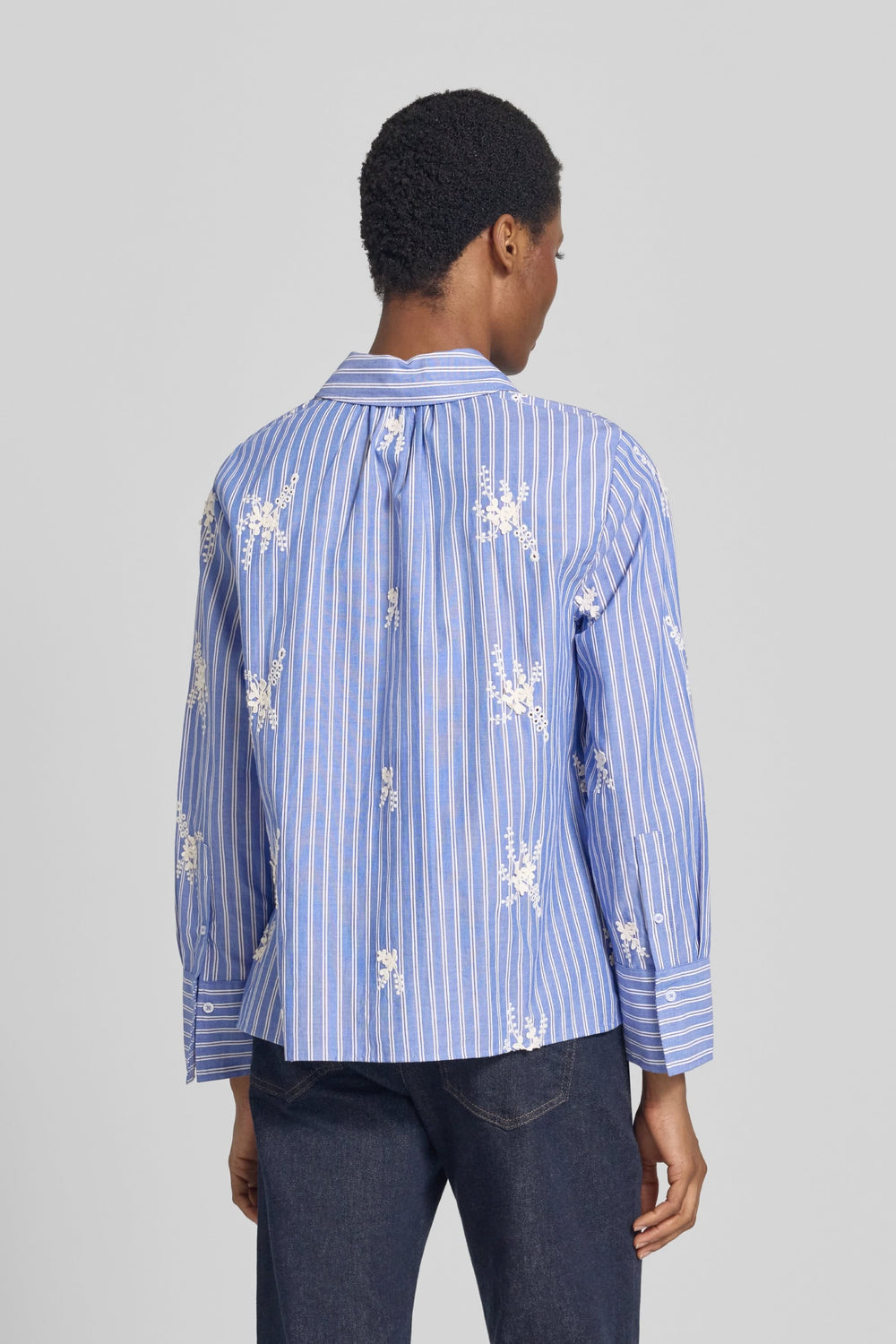 Chemise Vica rayée à broderies florales vue de face pour femme Brax