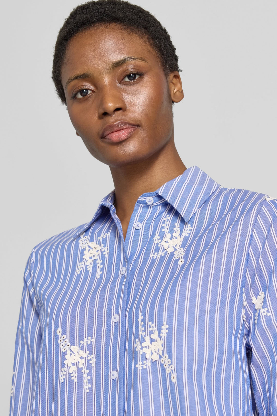 Chemise Vica rayée à broderies florales vue de face pour femme Brax