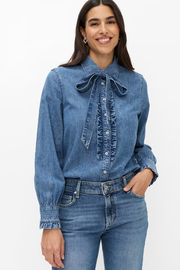 Chemise Victoria en denim bleu à col lavallière vue de face pour femme Brax