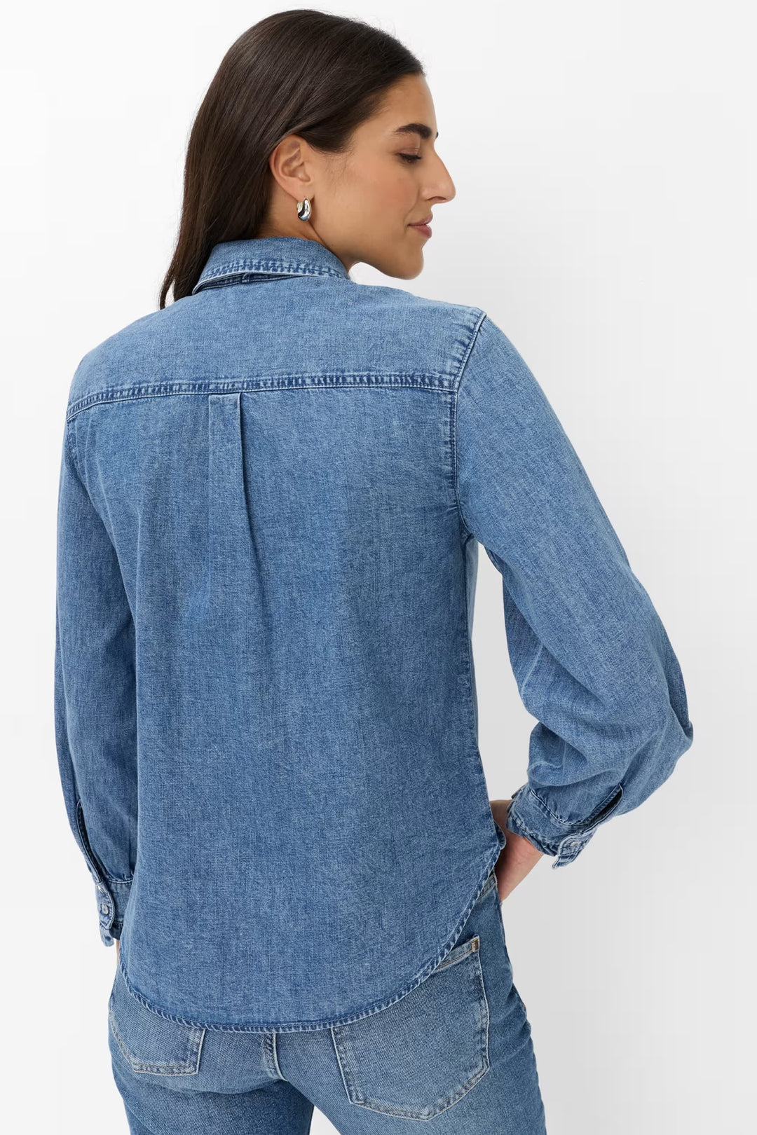 Chemise Victoria en denim bleu à col lavallière vue de face pour femme Brax
