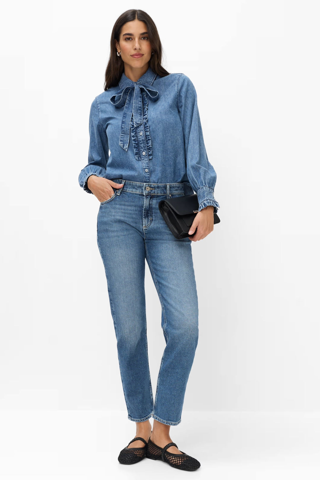 Chemise Victoria en denim à col lavallière vue de face pour femme Brax