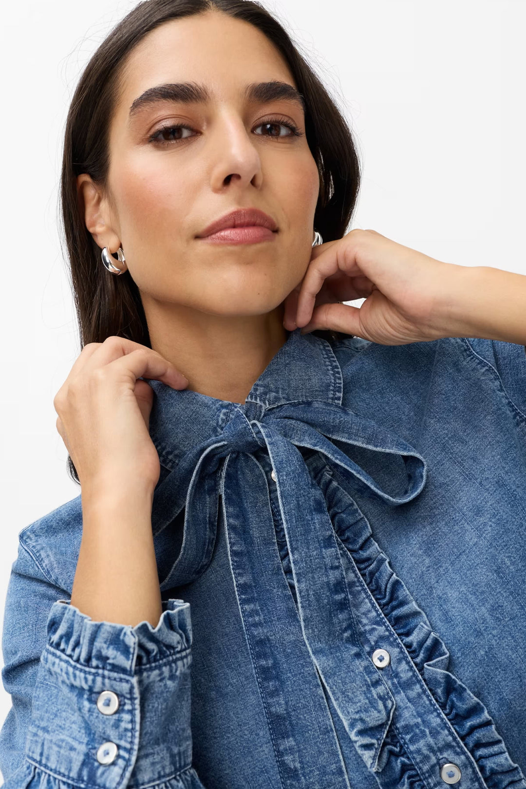 Chemise Victoria en denim bleu à col lavallière vue de face pour femme Brax