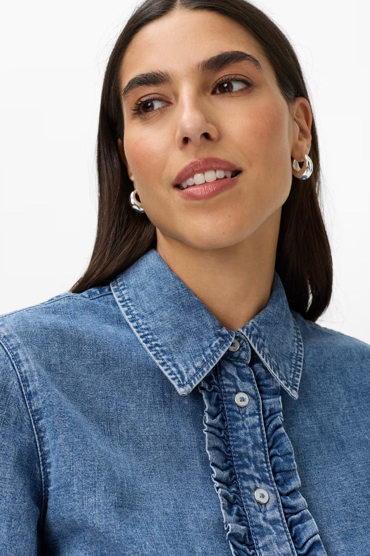 Chemise Victoria en denim bleu à col lavallière vue de face pour femme Brax