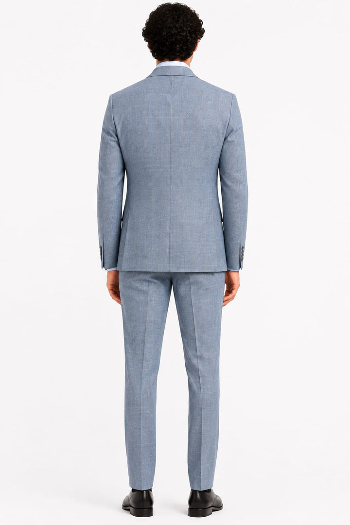 Full-length side view of the Lief Horsens men&