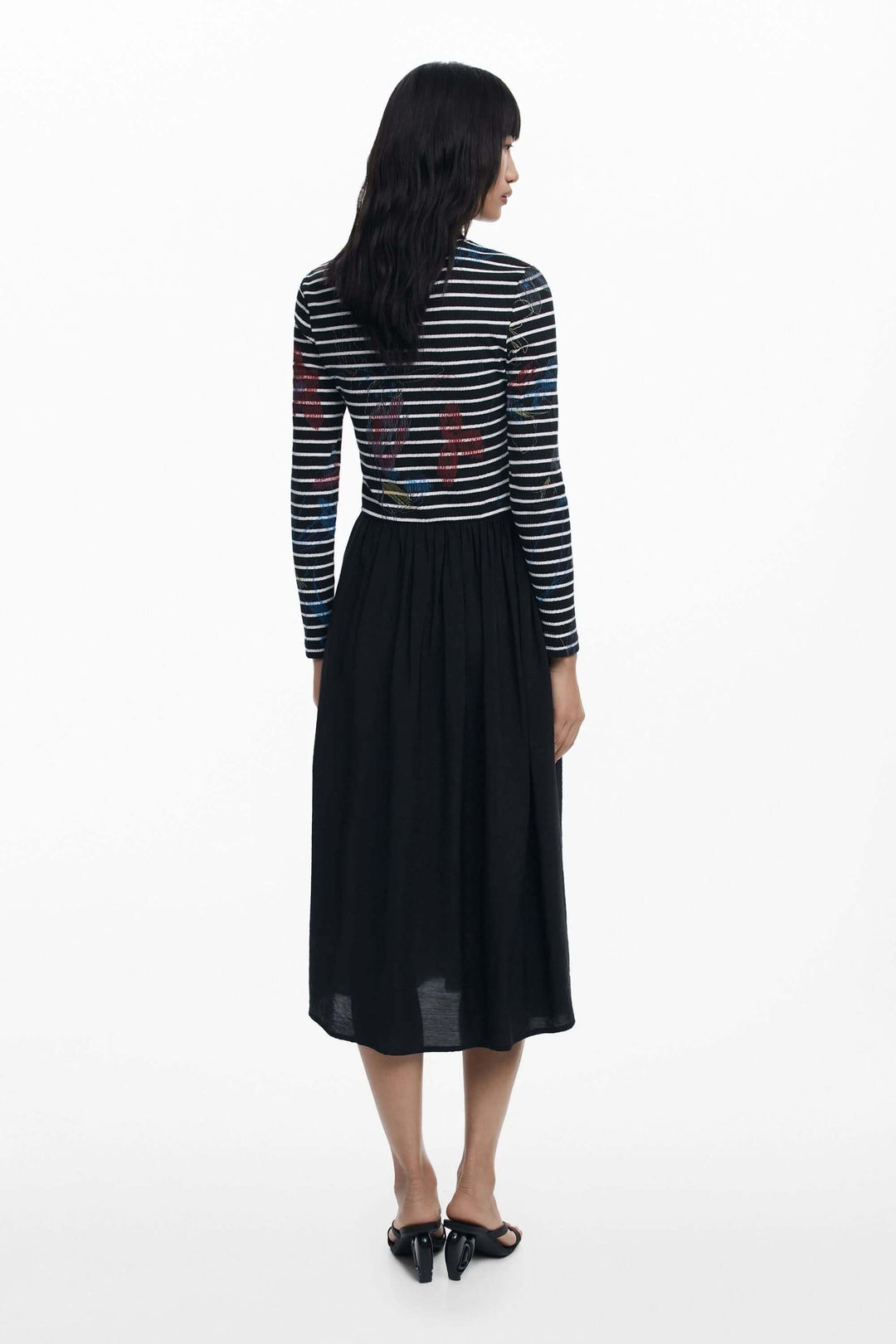 Robe midi à rayures avec haut graphique et jupe fluide unie, vue de dos sur modèle.