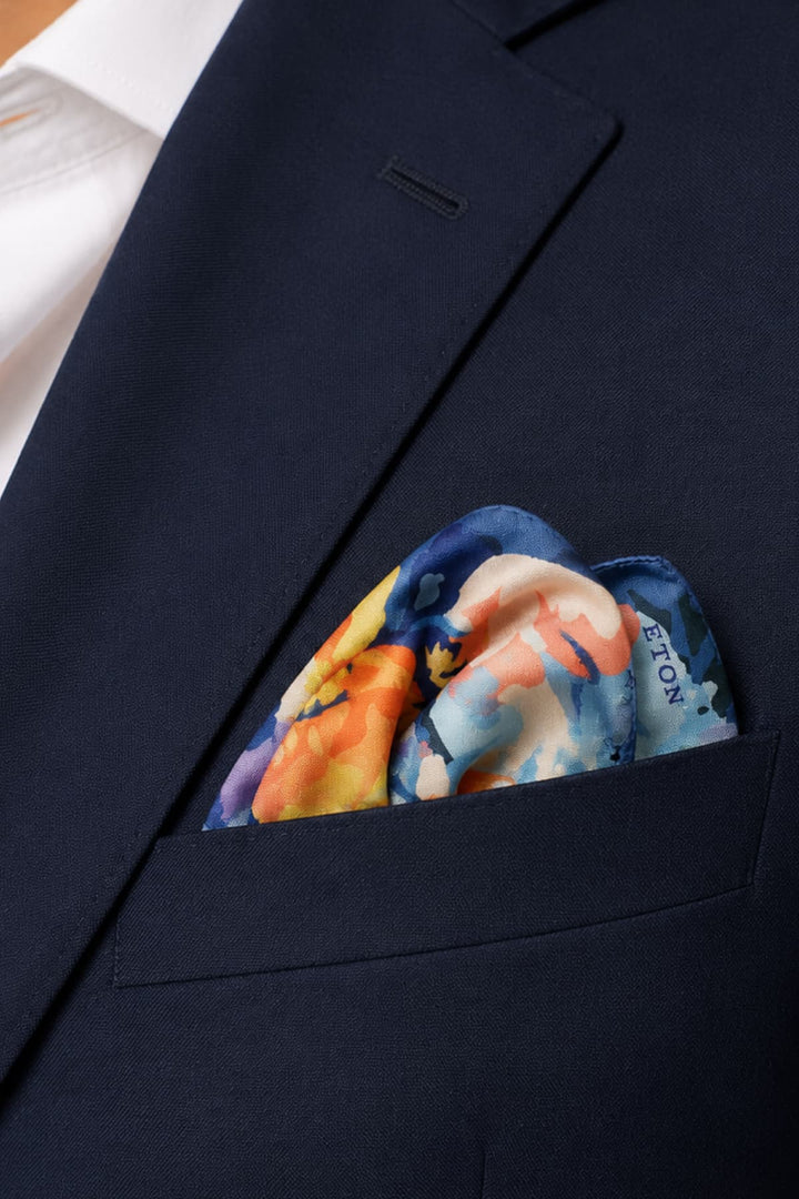 Vue de face foulard de poche Eton en soie fleurie bleue pour homme - Valérie Simon