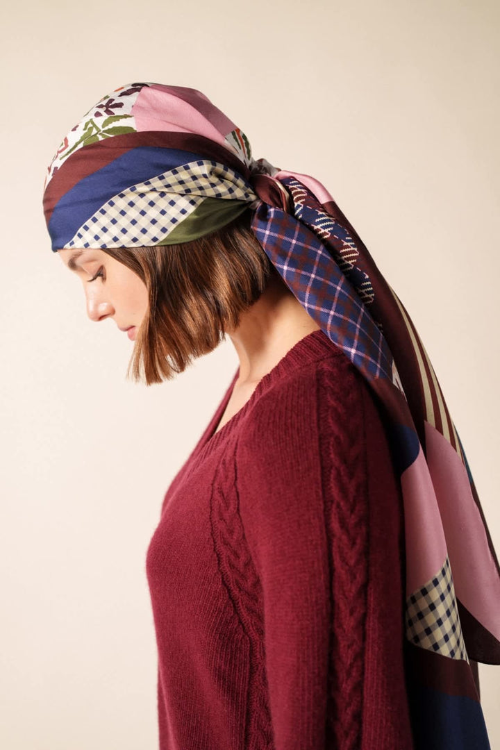 Foulard Highlands en soie bleu à motifs écossais vue portée par femme - Valérie Simon
