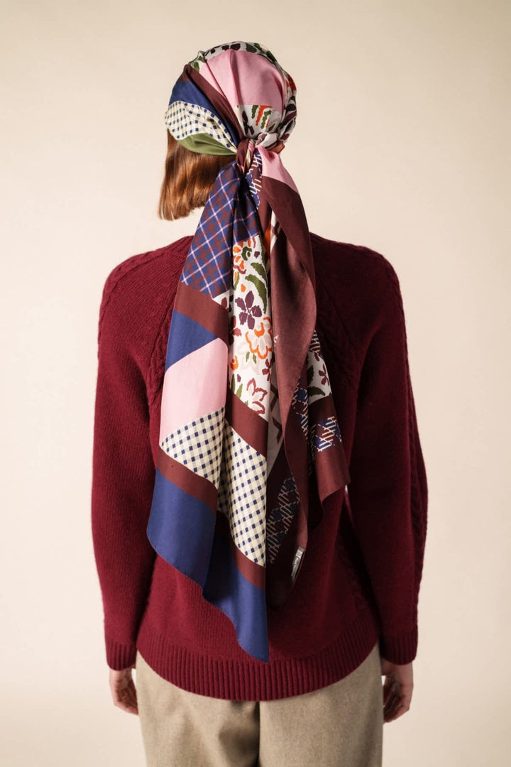 Vue portée foulard Highlands en soie Saint James rouge à motifs distinctifs féminins - Valérie Simon