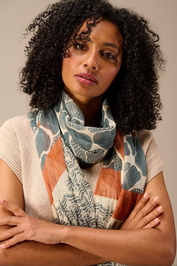 Close-up of the Nile lightweight multicolored printed scarf for women with abstract patterns - Valérie Simon