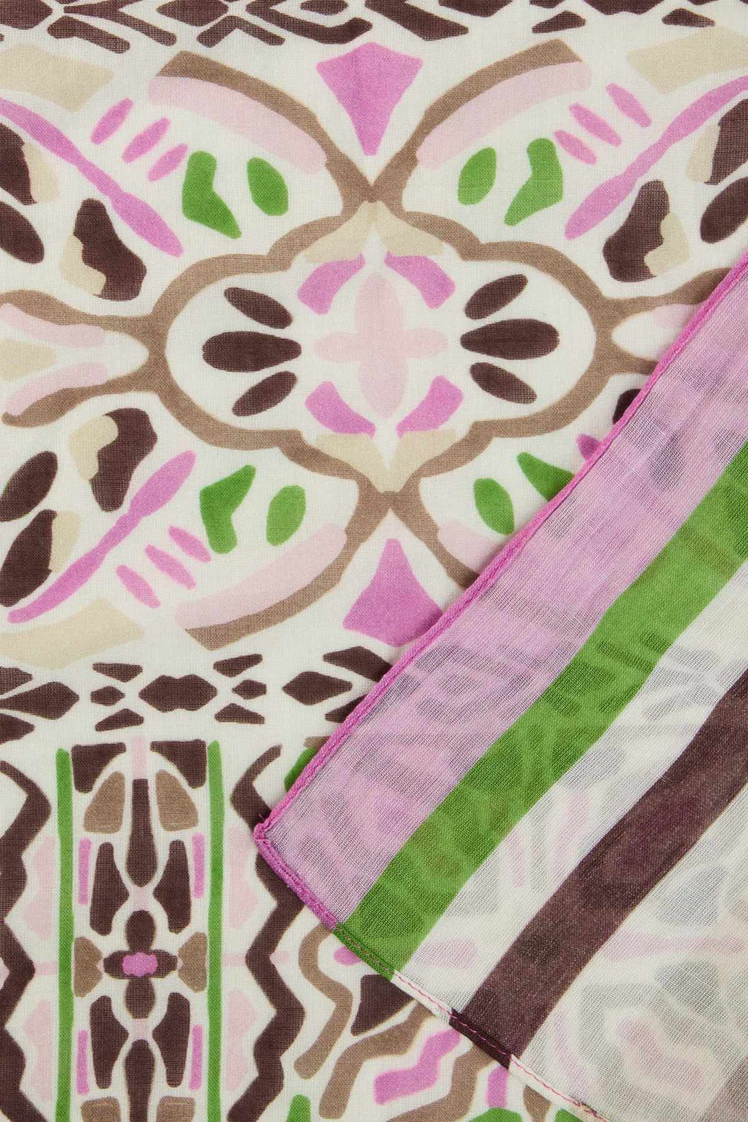 Vue de détail foulard imprimé léger Brax pour femme multicolore avec motifs floraux - Valérie Simon