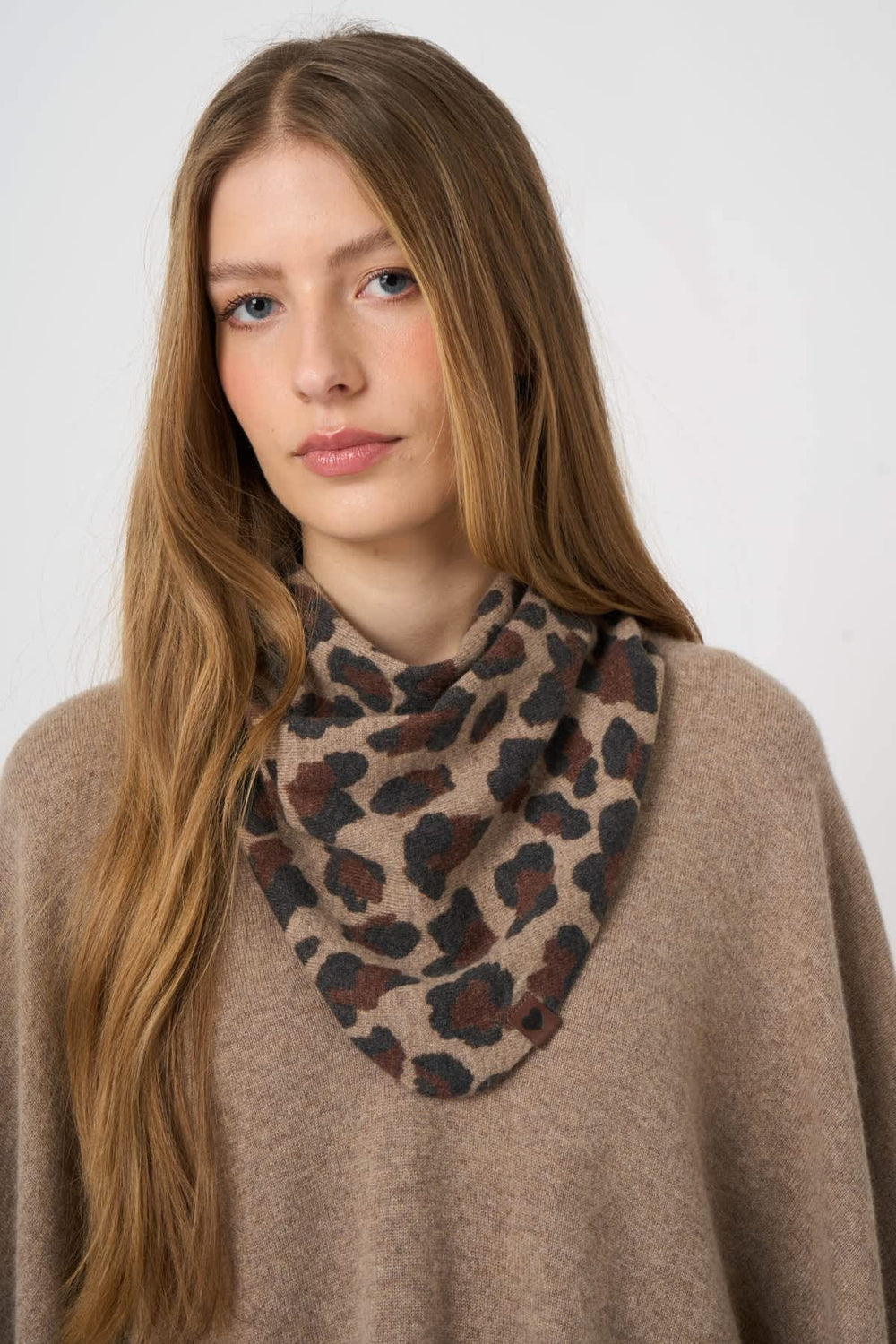 Foulard triangulaire imprimé léopard vue de face pour femme Repeat Cashmere