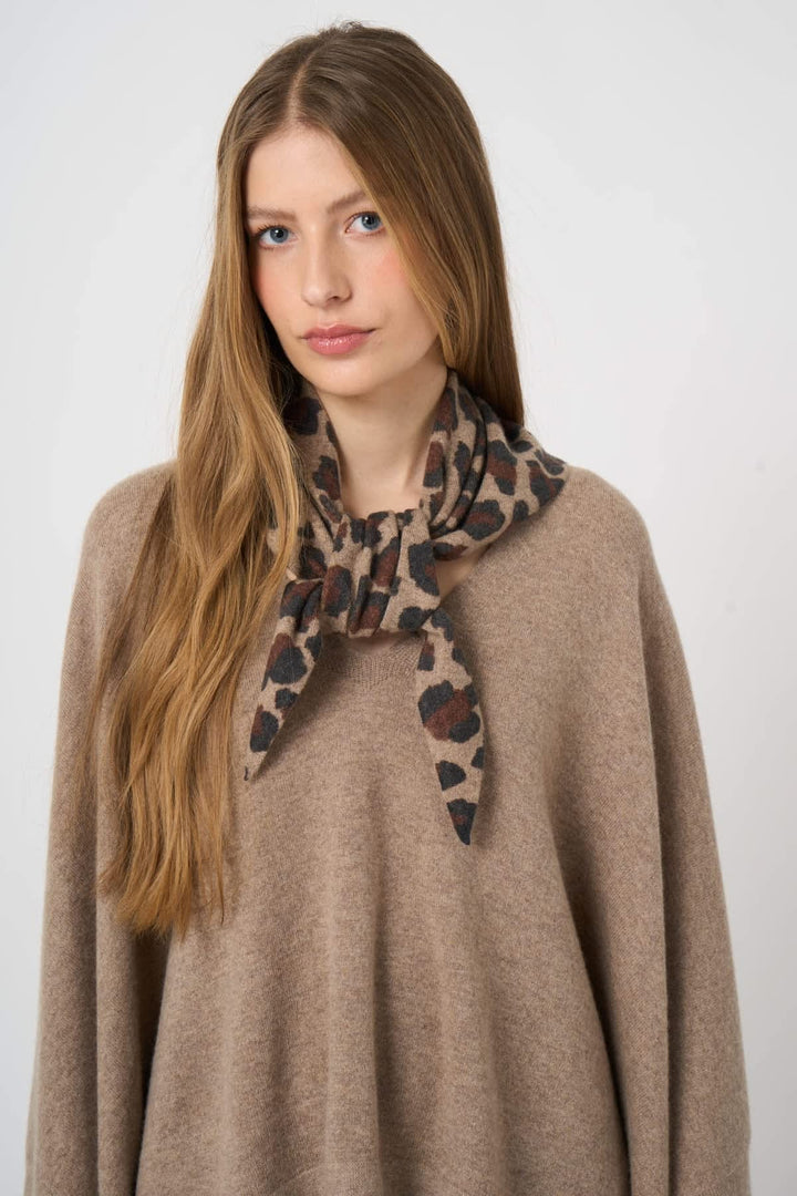 Foulard triangulaire imprimé léopard vue de face pour femme Repeat Cashmere