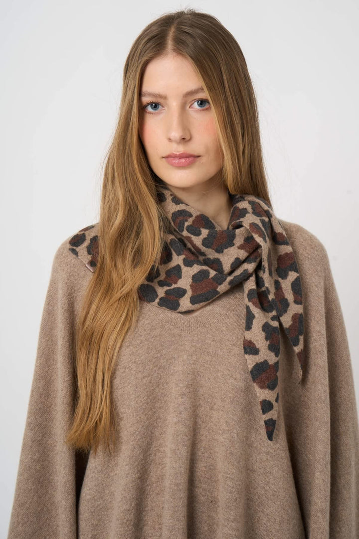 Foulard triangulaire imprimé léopard vue de face pour femme Repeat Cashmere