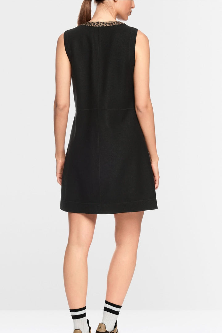 Robe sans manches noire avec détails léopard, coupe évasée pour un style chic et moderne, vue de dos.
