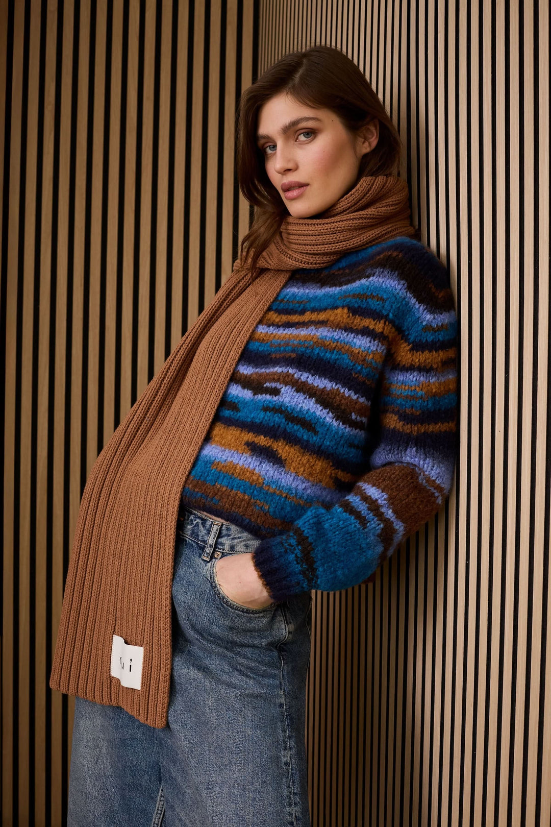 Chandail en tricot rayé à col rond multicolore porté avec écharpe marron, style décontracté