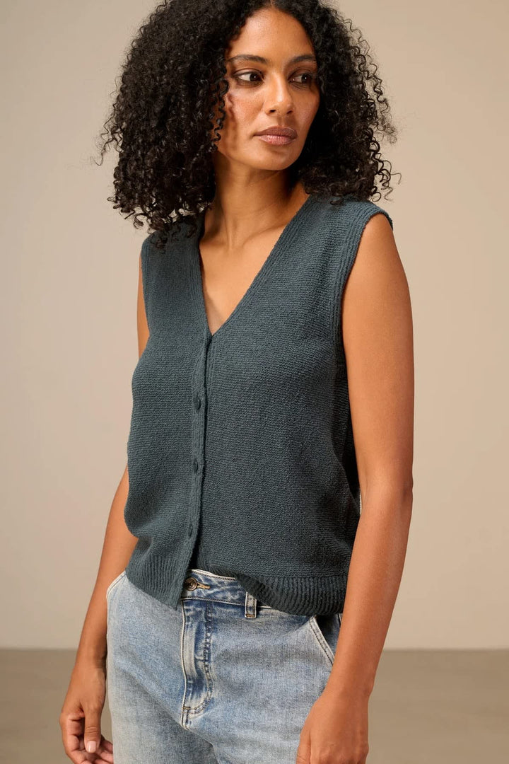 Gilet en tricot sans manches boutonné vue de face pour femme Nile