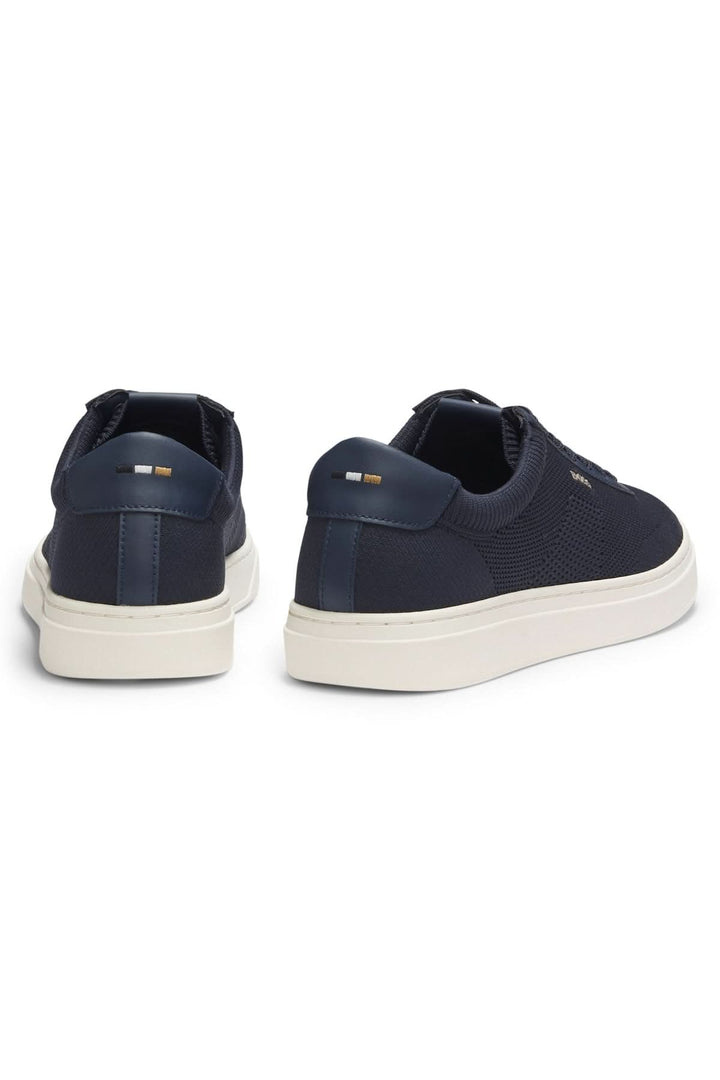 Chaussure Kieran vue arrière, espadrilles modernes en maille avec garnitures cuir, semelle blanche, logo contrastant visible, lacets classiques.