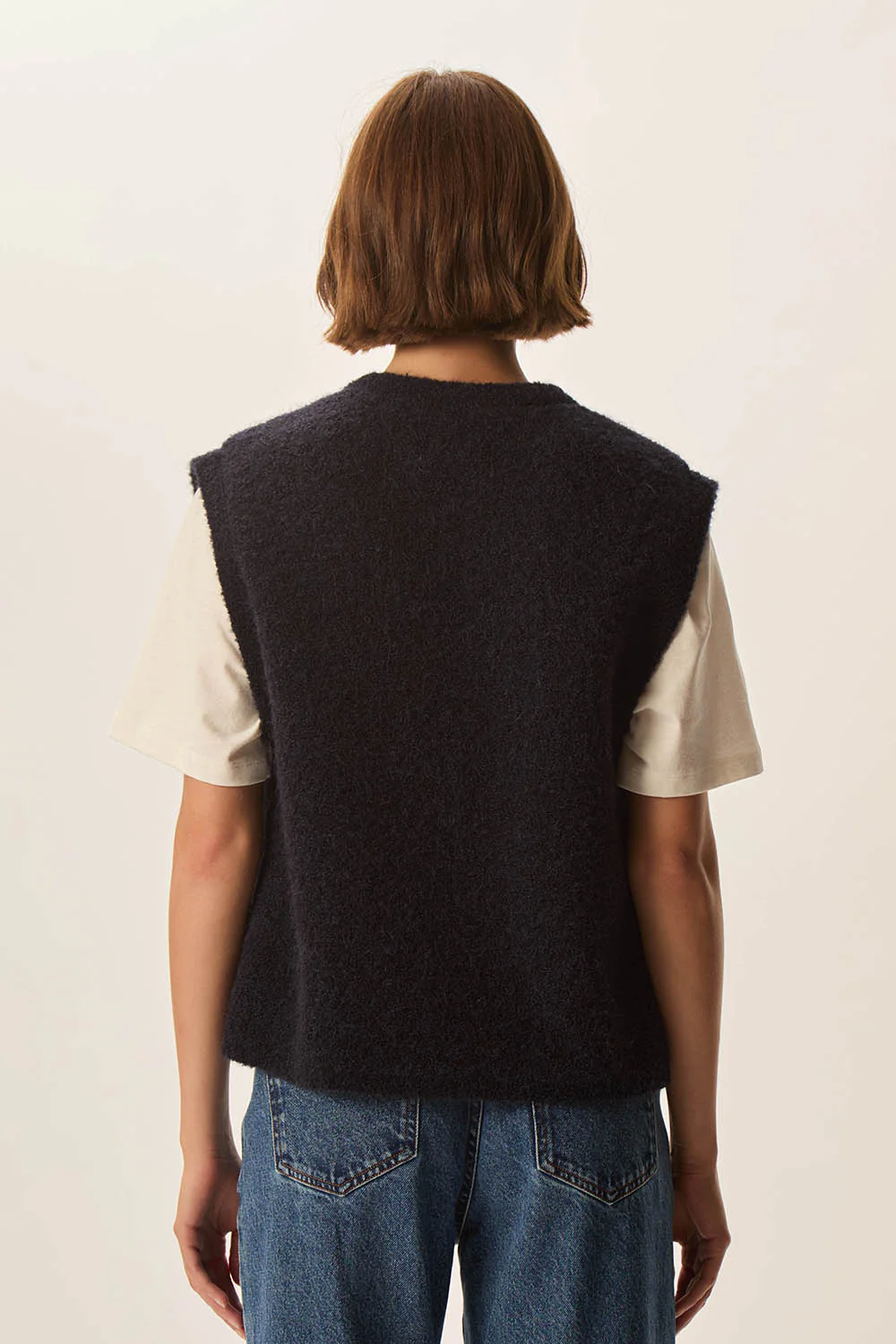 Veste Achille sans manches en laine bouclée, vue de dos, avec coupe droite et matière douce, pour un style décontracté et moderne.