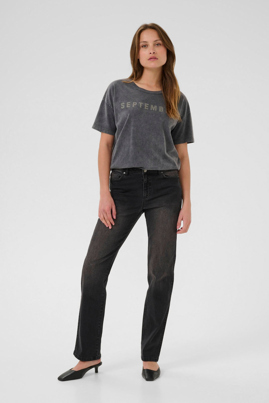 Jean Maris coupe droite taille classique, jean intemporel avec taille classique, porté avec t-shirt décontracté pour style moderne.