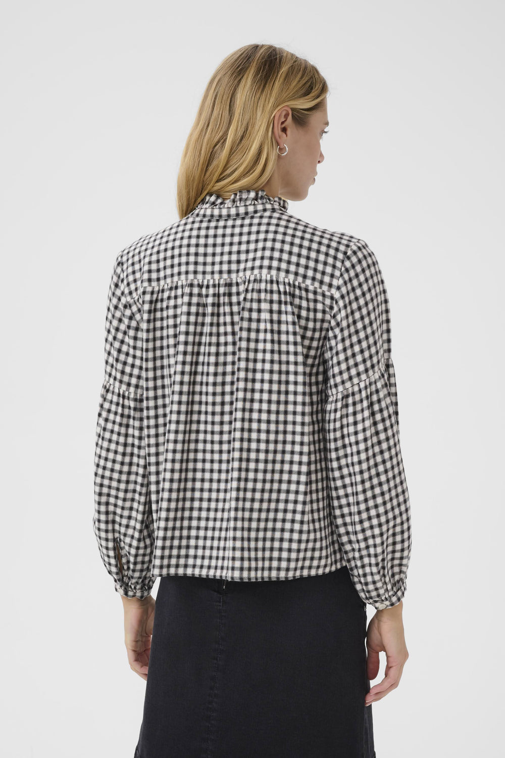 Blouse Samilla à carreaux, col volanté, manches bouffantes, vue arrière sur mannequin, élégance moderne et classique chic.