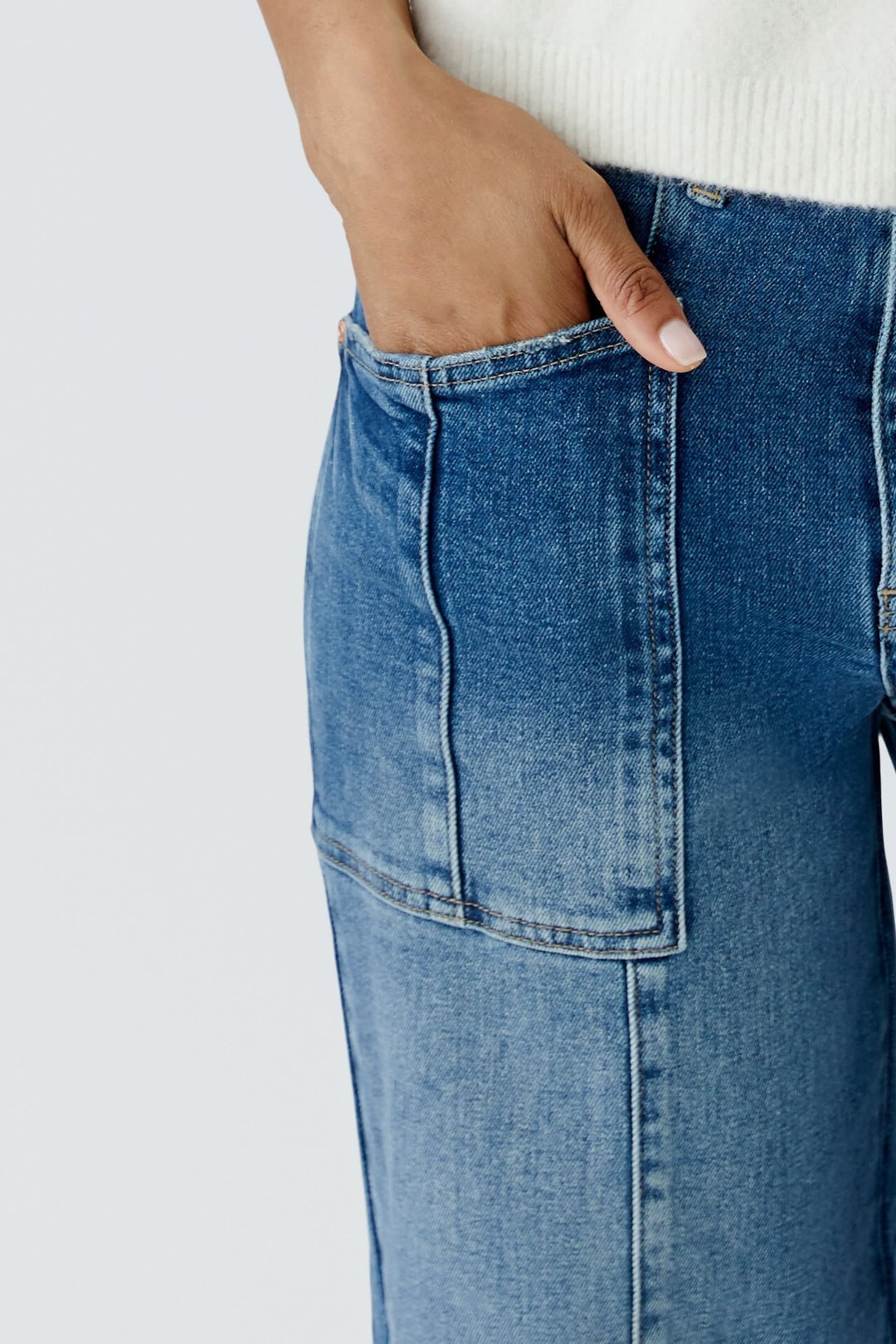 Jean à jambe fuselée bleu à poches plaquées vue de face pour femme Oui