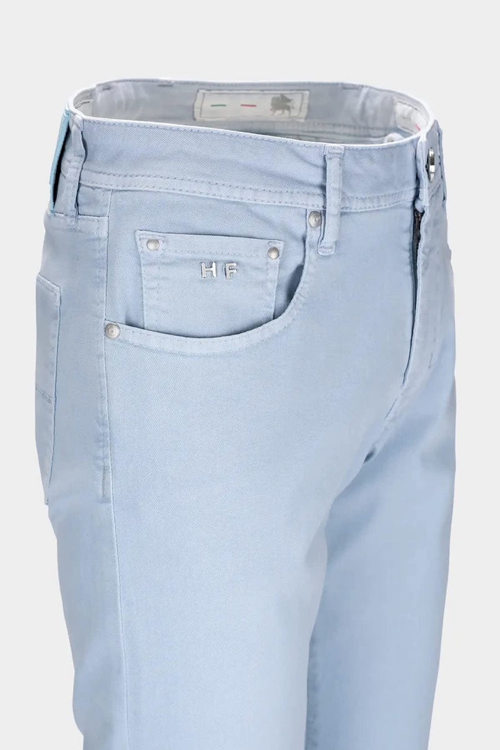 Side view of Tramarossa men&