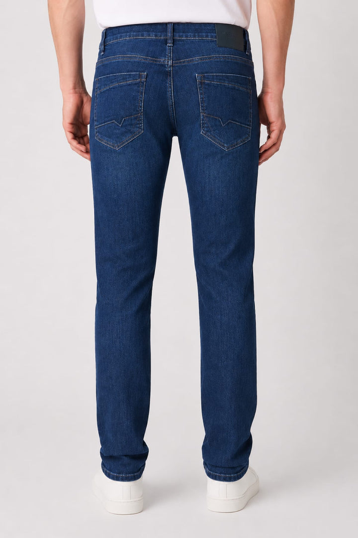 Vue de côté jean coupe droite Black Bull pour homme gris clair avec étiquette arrière visible - Valérie Simon