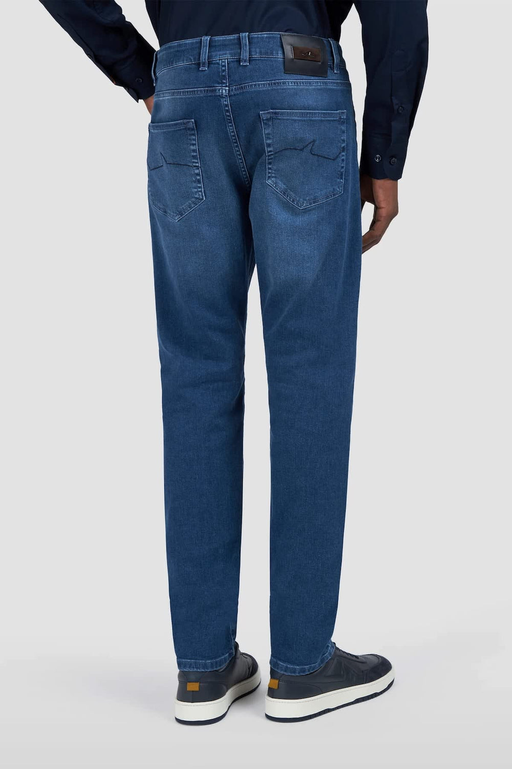 Vue côté jean coupe moderne Paul and Shark pour homme bleu avec détails coutures apparentes - Valérie Simon