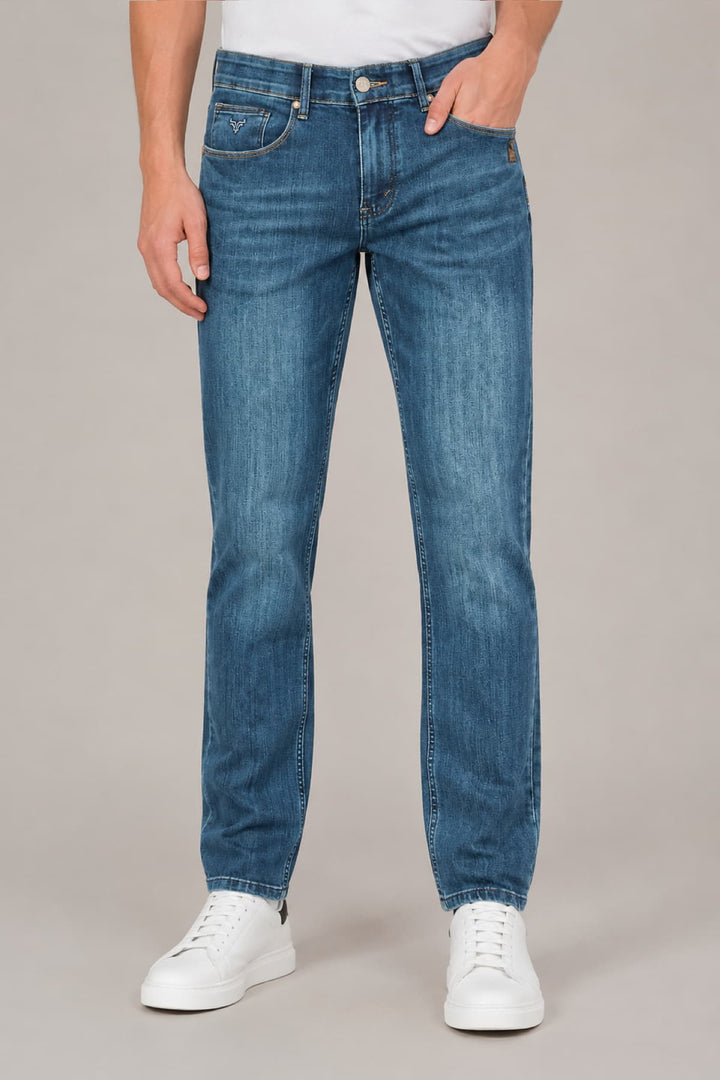 Vue latérale jean droit délavé Black Bull pour homme bleu avec ourlets usés - Valérie Simon