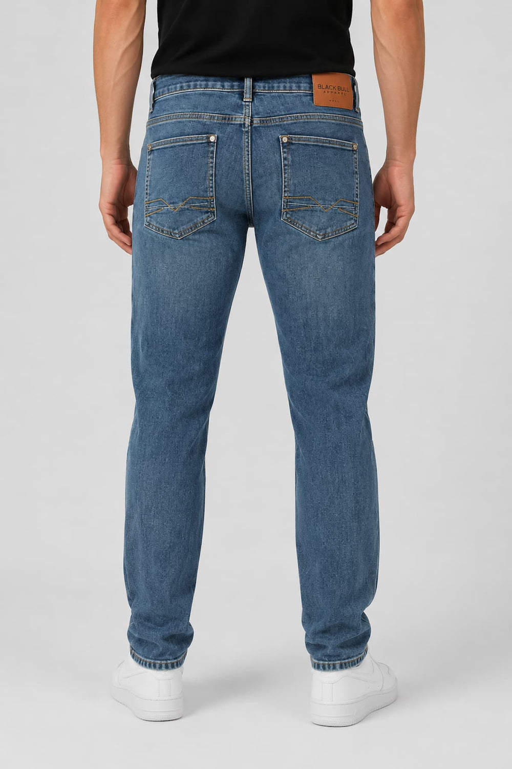 Vue de dos jean droit extensible Black Bull pour homme noir avec étiquette arrière visible - Valérie Simon