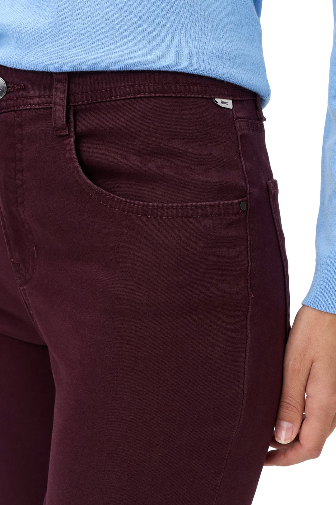 Jean droit bleu à taille mi-haute vue de face pour femme Brax