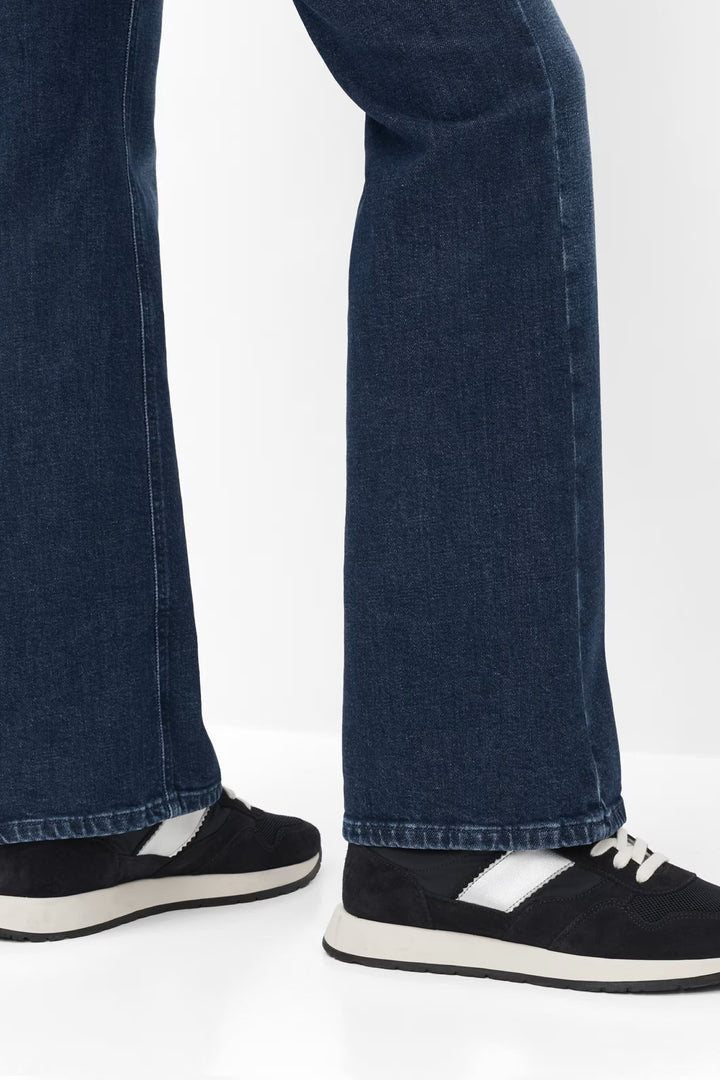 Jean évasé bleu à taille haute vue de face pour femme Brax