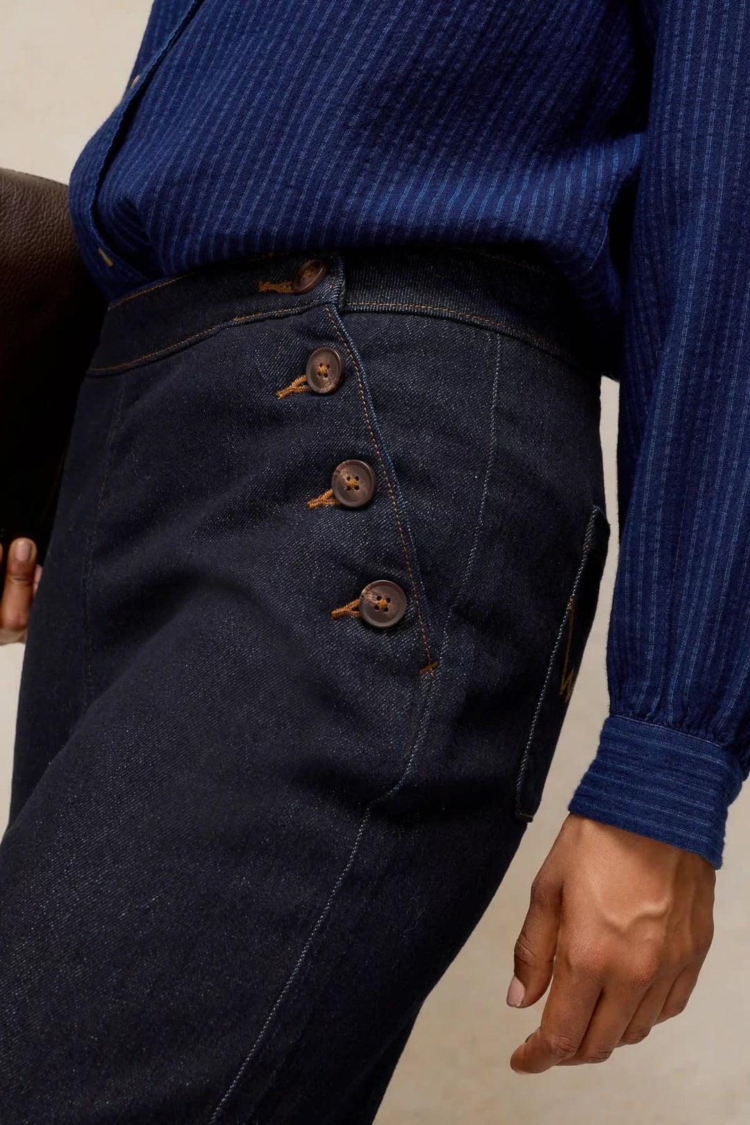 Vue de côté jean large boutons décoratifs White Stuff bleu pour femme - Valérie Simon