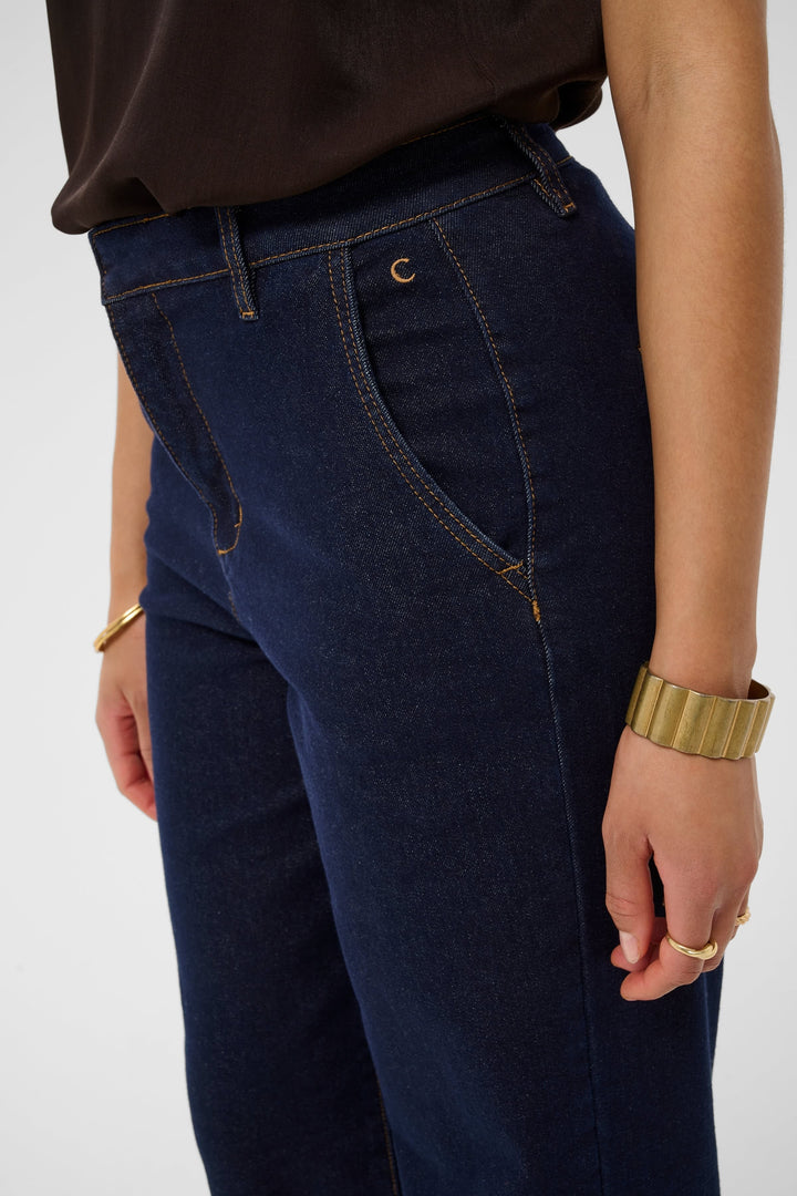 Vue arrière jean droit Cream pour femme en denim brut avec coutures contrastées - Valérie Simon