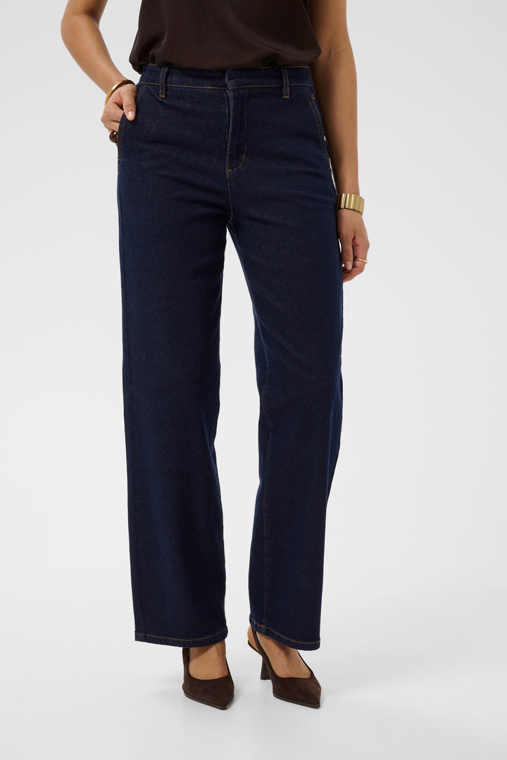 Vue de côté jean droit Cream pour femme en denim bleu avec étiquette visible - Valérie Simon