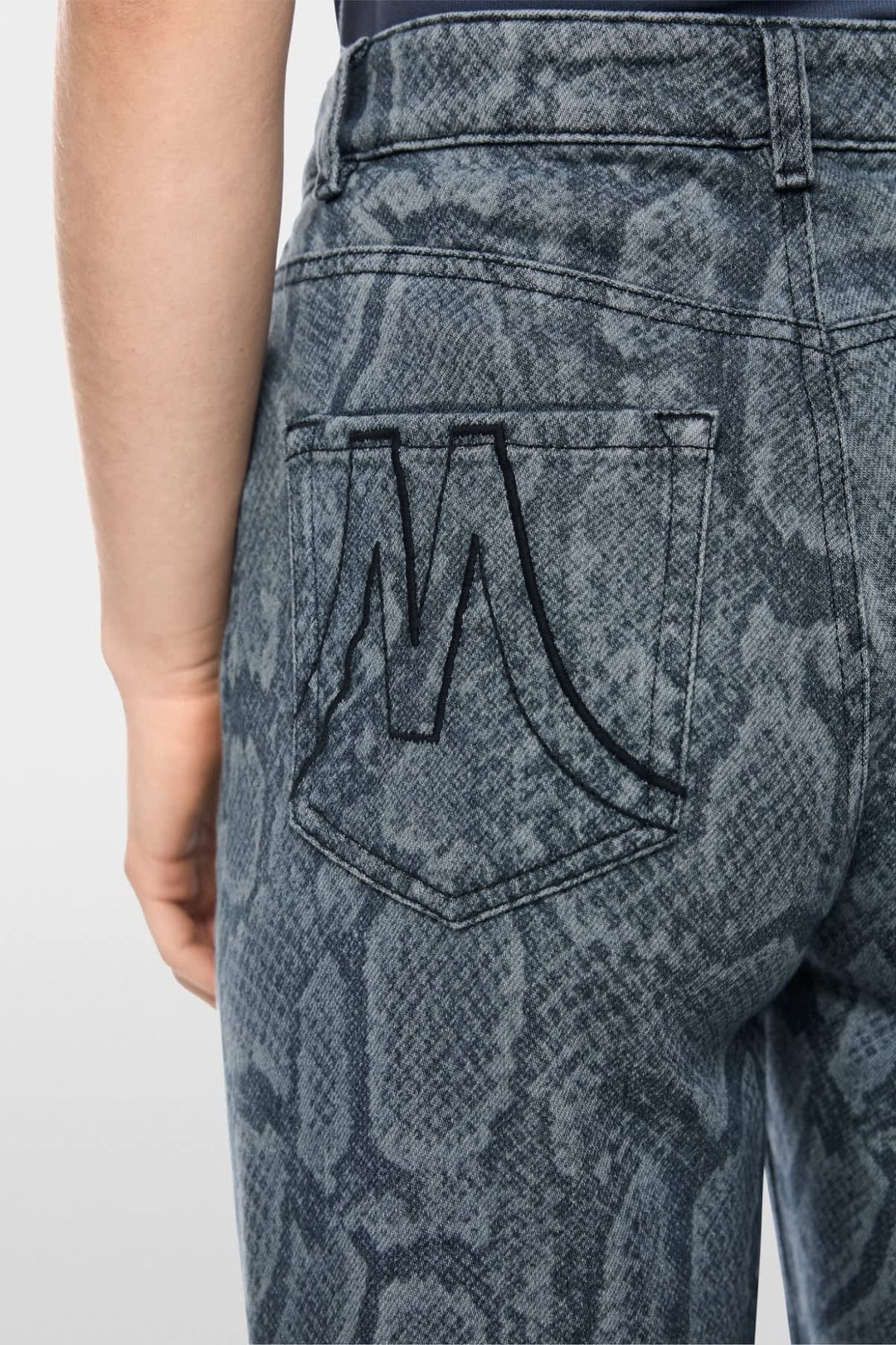 Vue de côté jean bleu avec détails usés pour femme Marc Cain - Valérie Simon